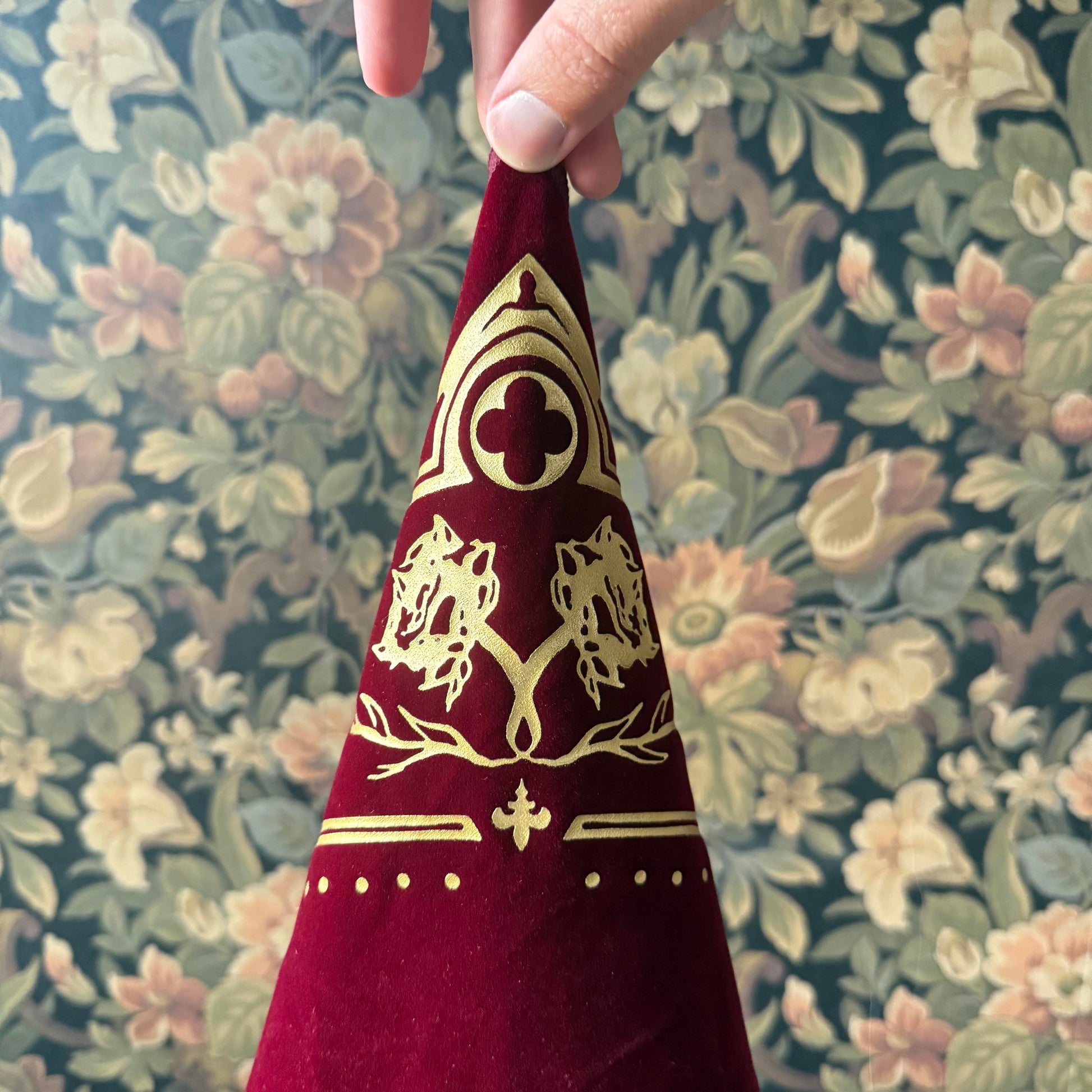A close-up of the Eclipsa Altar Cloth's neatly finished corners, emphasizing the craftsmanship and gold foil detailing.