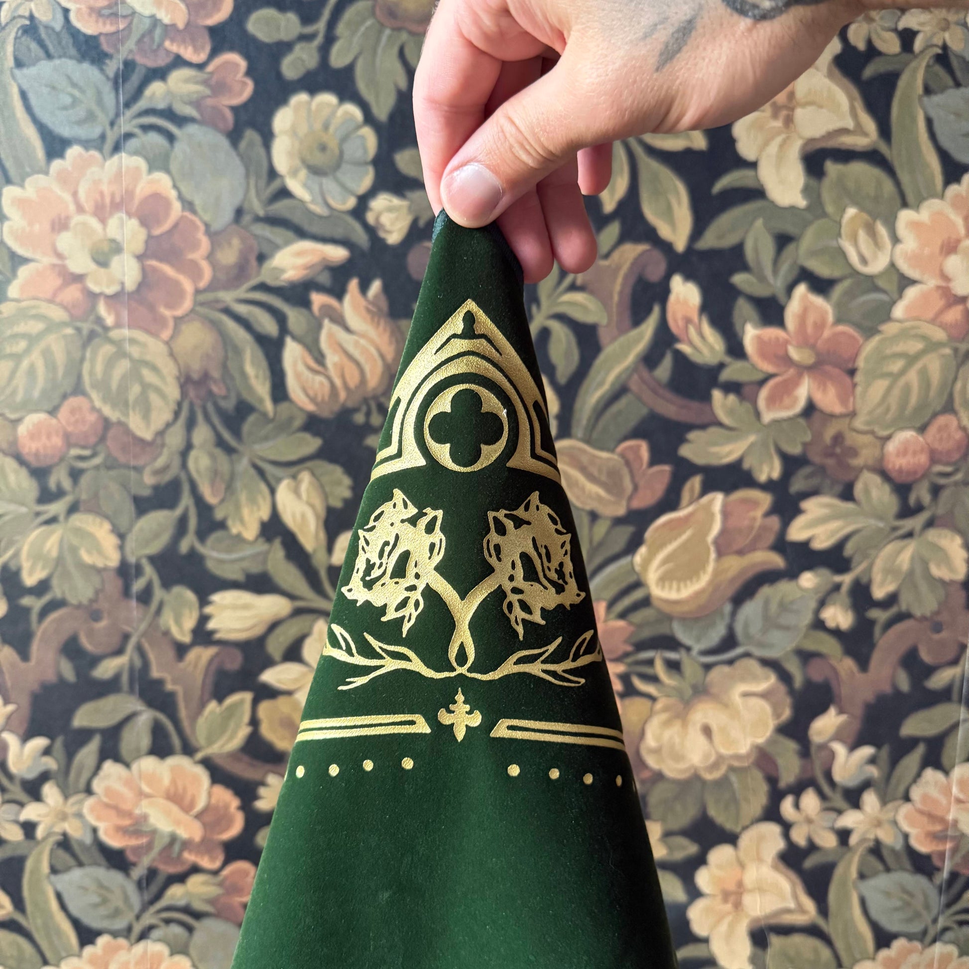 A close-up of the Eclipsa Altar Cloth's neatly finished corners, emphasizing the craftsmanship and gold foil detailing.