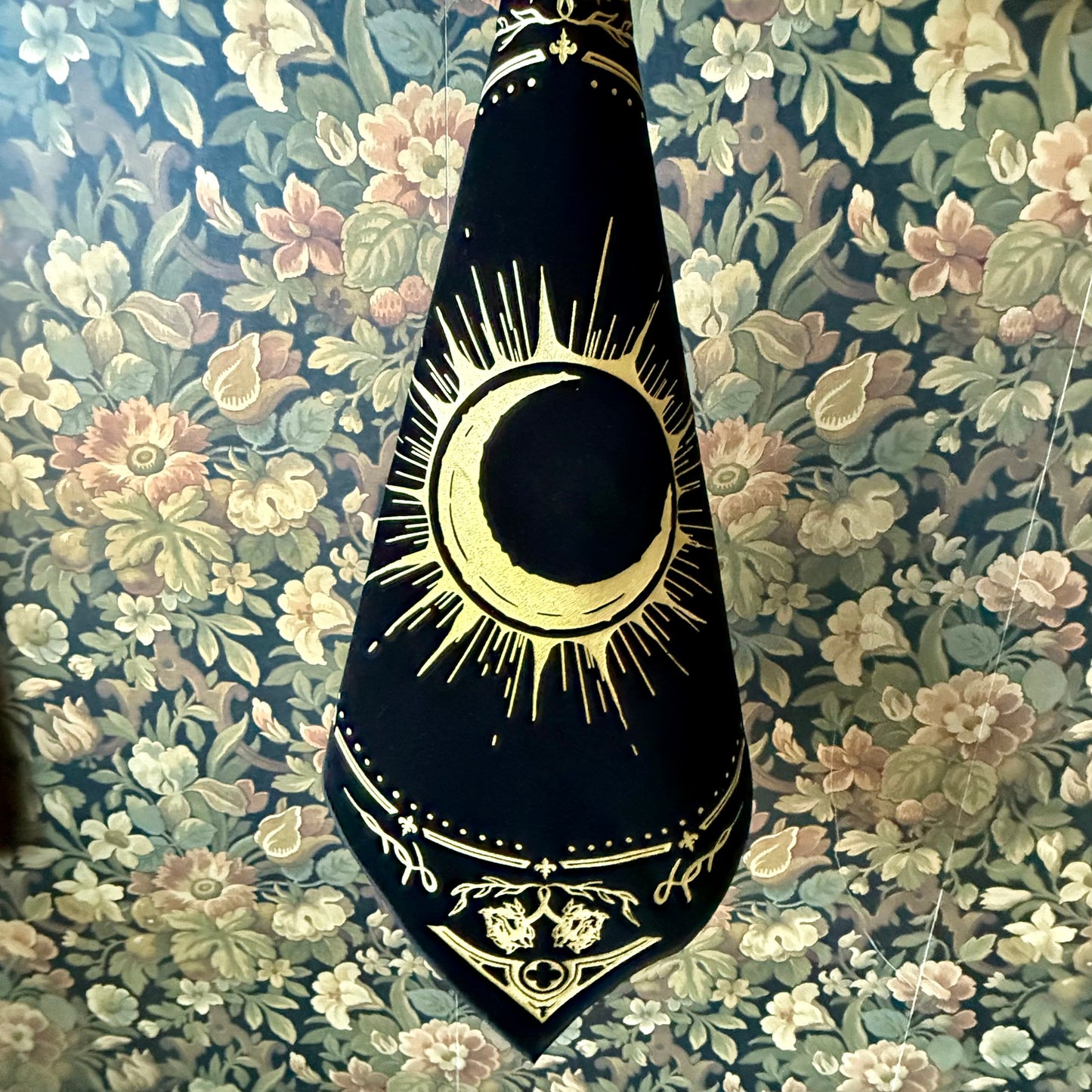 A close-up of the Eclipsa Altar Cloth's neatly finished corners, emphasizing the craftsmanship and gold foil detailing.